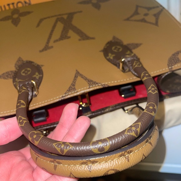 LOUIS VUITTON ON THE GO MM MONOGRAM PURSE - Picture 3 of 10